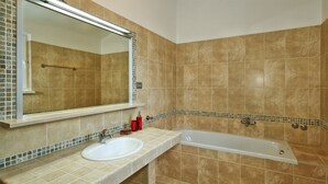 Towels - Luxurious Holiday Home in Kaštel With Swimming Pool (Buje)