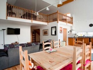 Living room - Innovative Apartment in Boat of Garden near Abernethy Forest (Boat of Garten)
