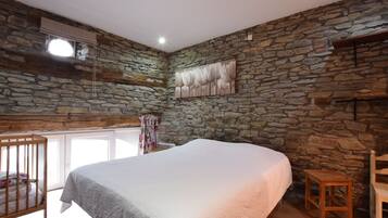 House | 5 bedrooms, bed sheets