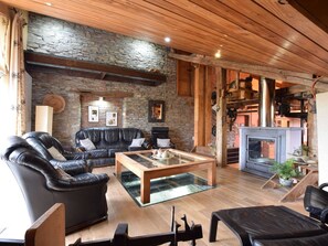 Casa | Zona de estar | Una televisión, una chimenea
