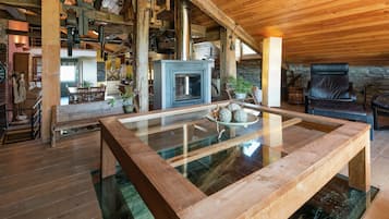 House | Ruang tamu | TV, pendiangan