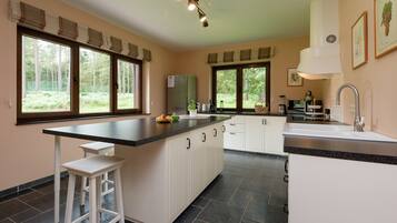 Villa | Privékeuken | Een kinderstoel