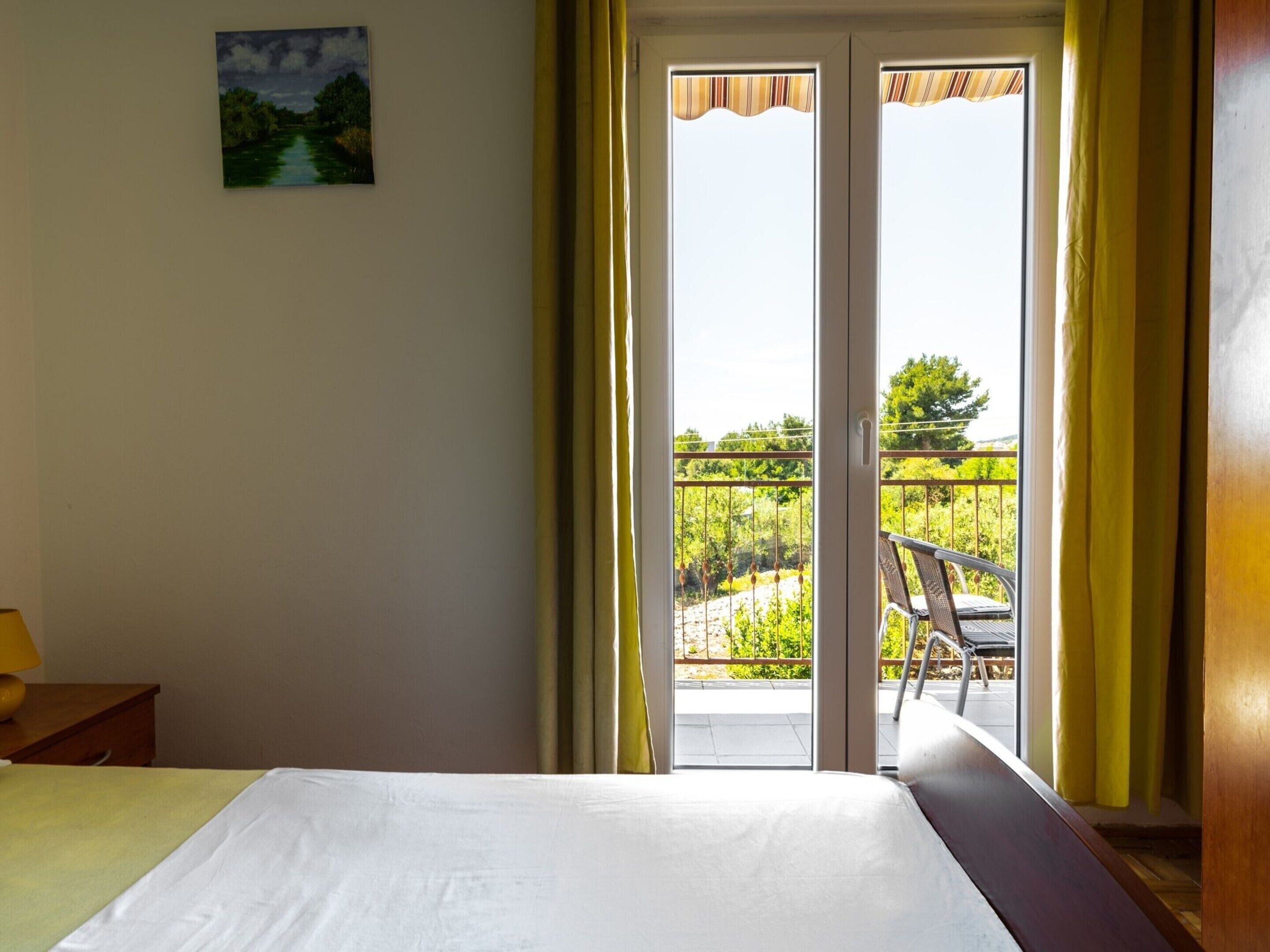 2 عدّة غرف نوم وملاءات أسرّة