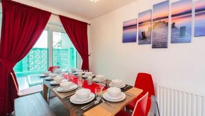 Dining - Sprawling Group Apartment in Brighton near Royal Pavilion (Brighton)
