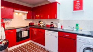 Fridge, microwave, oven, electric kettle - Sprawling Group Apartment in Brighton near Royal Pavilion (Brighton)