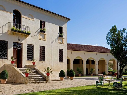 Bright Holiday Home in Vicenza With Swimming Pool