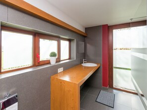 Bathtub - Rustic Holiday Home with Sauna near Ski Area & Nature Reserve (Waimes)