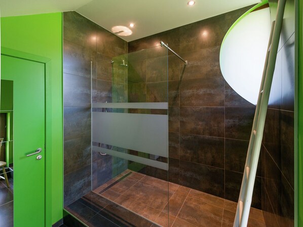Bathtub - Rustic Holiday Home with Sauna near Ski Area & Nature Reserve (Waimes)