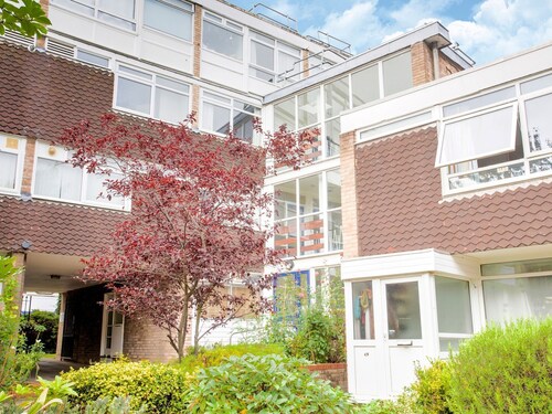 Simple Family Apartment in Woking near City Center