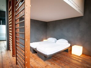 7 habitaciones, muebles diferentes y tabla de planchar con plancha 