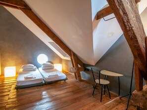 House | 7 bedrooms, individually furnished, iron/ironing board, bed sheets