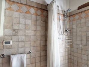 Shower, towels - Farmhouse With Swimming Pool at 700 Meters, Beautiful View (Cortona)