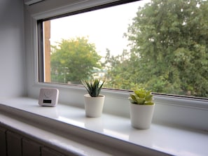 2 bedrooms, bed sheets - Contemporary Apartment in Glasgow near Cardonald Station (Glasgow)