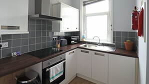 Fridge, microwave, oven, electric kettle - Pleasant Apartment in Blackpool near Pleasure Beach (Blackpool)