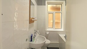 Bathtub, towels - Pleasant Apartment in Blackpool near Pleasure Beach (Blackpool)