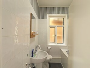 Bathtub, towels