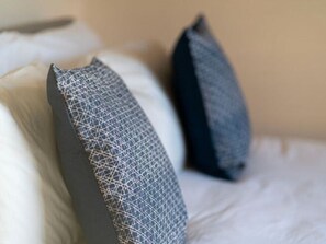 3 bedrooms, iron/ironing board, bed sheets