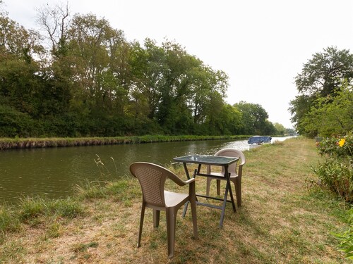 Charming Cottage in Bourg-le-comte Near Lake