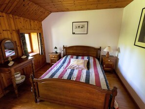 บ้านพัก | 3 ห้องนอน, ตกแต่งพิเศษโดยเฉพาะ, อินเทอร์เน็ต, ผ้าปูที่นอน