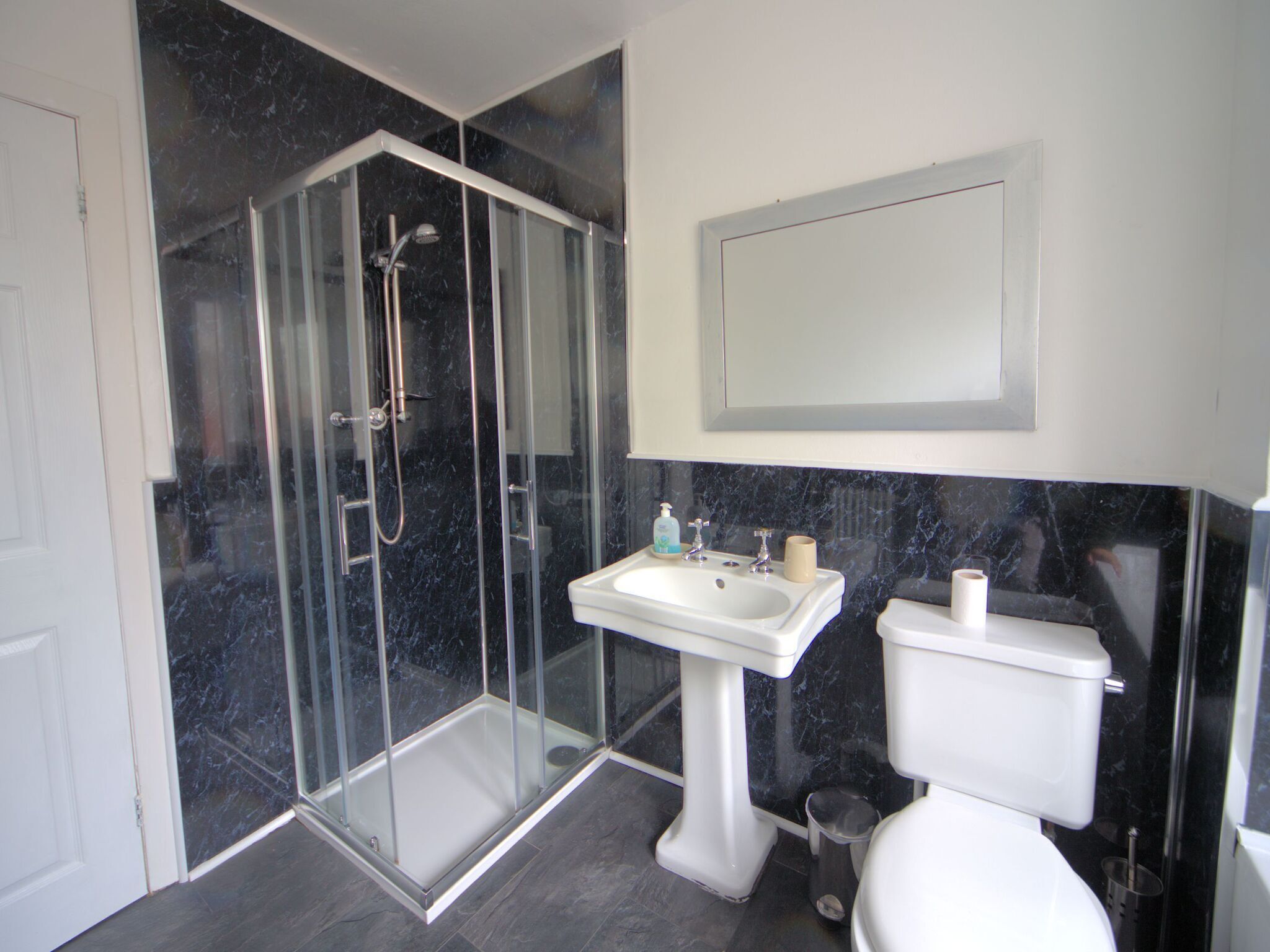 Combined shower/bathtub, towels