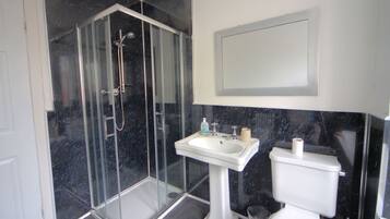 Combined shower/bathtub, towels