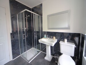 Combined shower/tub, towels