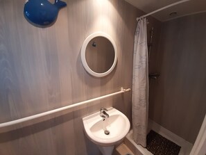 Shower, towels - Holiday Home in Normandy With Centre and Seabeach Nearby (Tracy-sur-Mer)