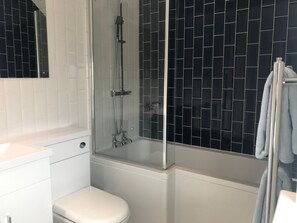 Ensemble douche/baignoire, serviettes fournies