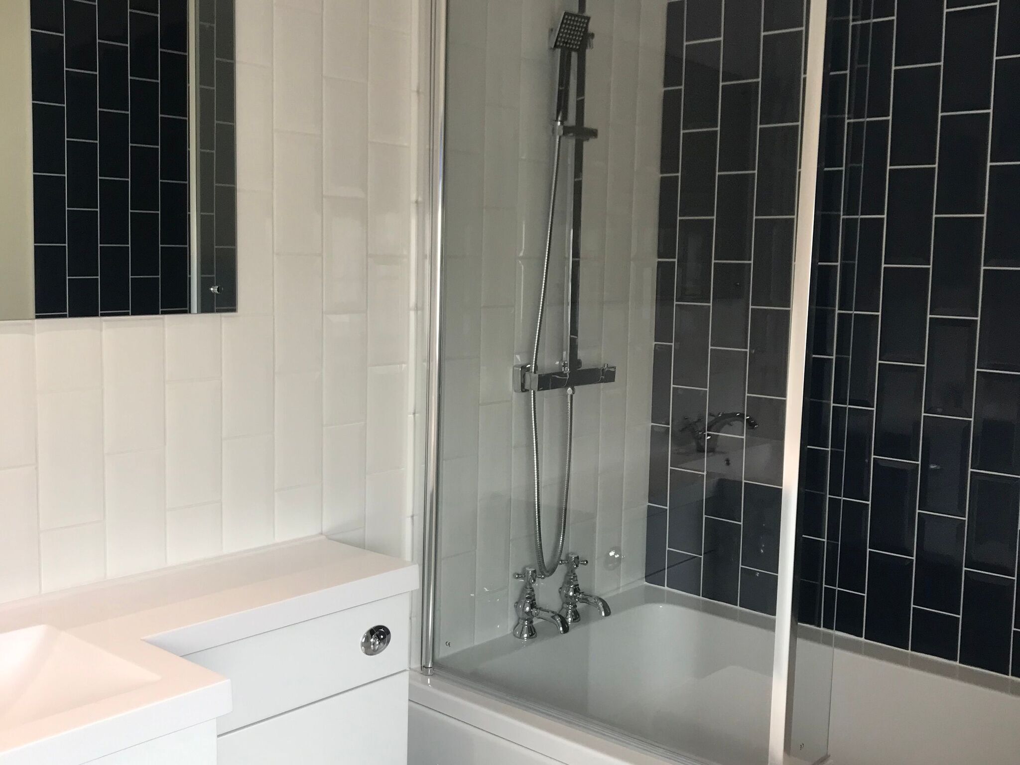 Kombinasi shower/bathtub dan handuk
