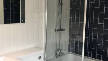 Kombinasi shower/bathtub dan handuk