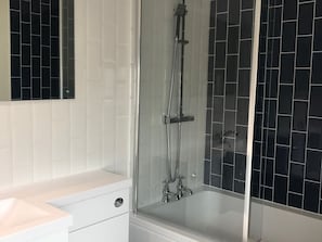 Combined shower/bathtub, towels - Sheltered Apartment in Breedon on Hill near Golf Club (Derby)