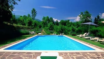 Kolam renang indoor dan kolam renang outdoor