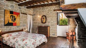 House | 8 bedrooms, individually furnished, bed sheets