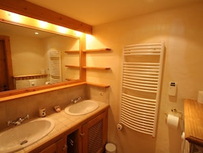 Bathtub, towels - Luxury Apartment in Verbier With Garden (Bagnes)
