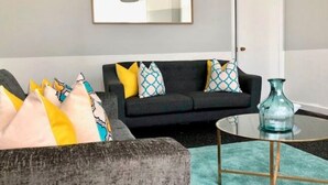 Living room - Restful Apartment in Glasgow near City Center & Subway (Glasgow)