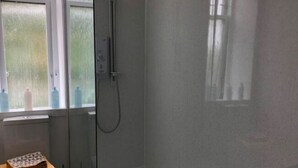Bathroom - Restful Apartment in Glasgow near City Center & Subway (Glasgow)