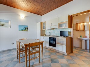 Dining - Spacious Holiday Home in Tresnuraghes With Terrace (Tresnuraghes)