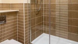 Bathtub, towels - Alluring Apartment in Greenock near Lunderston Bay (Inverkip)