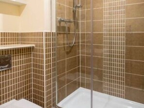 Bathtub, towels