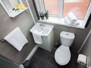 Shower, towels - Tranquil Apartment in Doncaster near Sandall Park (Doncaster)