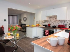Fridge, microwave, oven, electric kettle - Tranquil Apartment in Doncaster near Sandall Park (Doncaster)