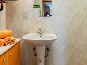 Bathtub, towels - Countryside Holiday Home in Geluveld near Bellewaerde Park (Zonnebeke)
