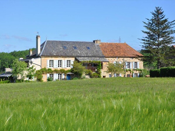 Exterior - Garden-view Holiday Home in Dégagnac With Jacuzzi (Degagnac)
