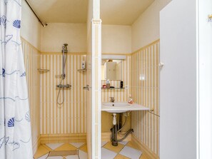 Combined shower/bathtub, towels - Garden-view Holiday Home in Dégagnac With Jacuzzi (Degagnac)