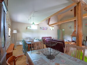 Dining - Garden-view Holiday Home in Dégagnac With Jacuzzi (Degagnac)