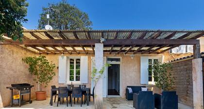 Magnificent Holiday Home in Giens Peninsula Near Beach