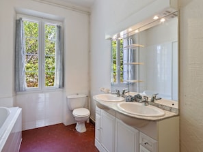 Bathtub, hair dryer - Magnificent Holiday Home in Giens Peninsula Near Beach (Hyeres)