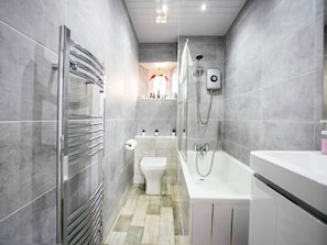 Combined shower/tub, towels - Bright Apartment in Glasgow near Paisley West End (Glasgow)