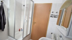 Shower, towels - Plush Apartment in Blankenburg near City Center (Blankenburg)