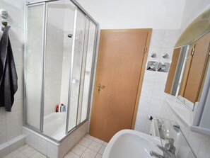 Shower, towels - Plush Apartment in Blankenburg near City Center (Blankenburg)